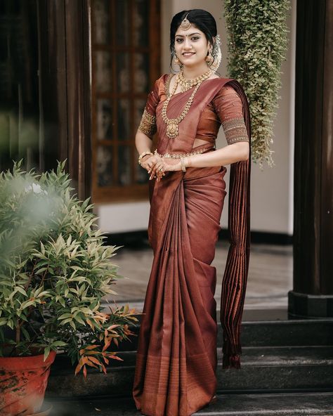 Traditional Sarees Indian Wedding, Wedding Saree Hindu Kerala, Saree Poses Wedding, Bridal Saree Poses, Malayali Wedding Saree, Bride Posing Ideas, Traditional South Indian Saree Look, Marriage Look Indian, Trending Bridal Sarees