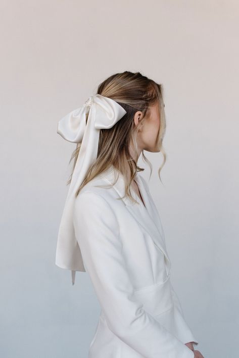 Bridal Ribbon Hair, Modern Bridal Hair Accessories, Bow In Hair Wedding, Wedding Veil Headband, Silk Ribbon Hairstyle, Veil Alternative Wedding, Wedding Hair No Veil, Bridal Bow Hair, Hairstyles With Big Bow