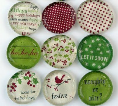 DIY Christmas magnets - super easy!  Would be great for hanging Christmas cards on the fridge. Christmas Magnets, Diy Magnets, Christmas Magnet, Christmas Card Crafts, Cadeau Diy, Printable Christmas Cards, Wrapping Ideas, Diy Holiday, Christmas Projects