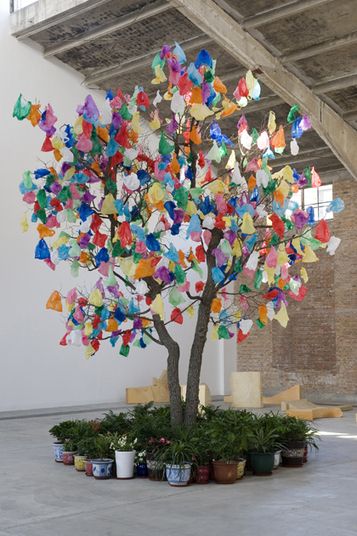 Pascale Marthine Tayou: Plastic Tree, 2010, Private collection http://www.pascalemarthinetayou.com/ | Art Installations, Sculpture, Contemporary Art Waste Art, Instalation Art, Plastic Tree, Recycled Art Projects, Trash Art, Sustainable Art, Soyut Sanat Tabloları, Upcycled Art, Plastic Art