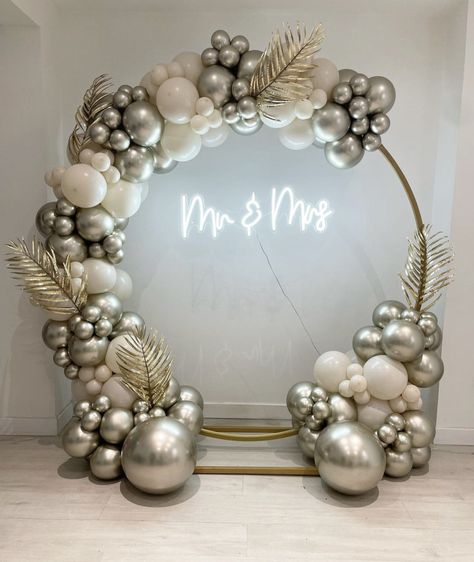 Engagement Balloon Columns, 50 Anniversary Backdrop Ideas, 25th Wedding Anniversary Party Ideas Decorations, Wedding Ballons Decoration Ideas, 25 Th Anniversary Decoration Ideas, Silver Wedding Backdrop, Silver Wedding Anniversary Decorations, White Theme Wedding, Silver Wedding Anniversary Party