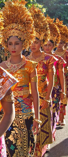 Women in traditional Balinese dress, Bali, Indonesia. Bali Art, Festival Art, Costumes Around The World, Asian Textiles, Bali Lombok, Folk Costume, July 12, World Cultures, People Of The World