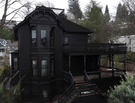 Gothic Homes, Goth Houses, Black Houses, Dark House, Dark Home Decor, Homes Interior, Goth Home, Goth Home Decor, Dark Home