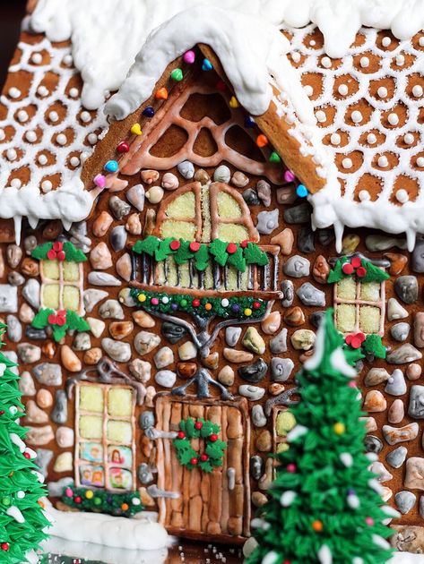 60 Best Gingerbread House Ideas the Internet Has to Offer | MyRecipes Gingerbread House Pictures, Easy Gingerbread House, Gingerbread House Ideas, Cool Gingerbread Houses, Jul Mad, Gingerbread House Parties, Make A Gingerbread House, Gingerbread House Designs, Gingerbread Party