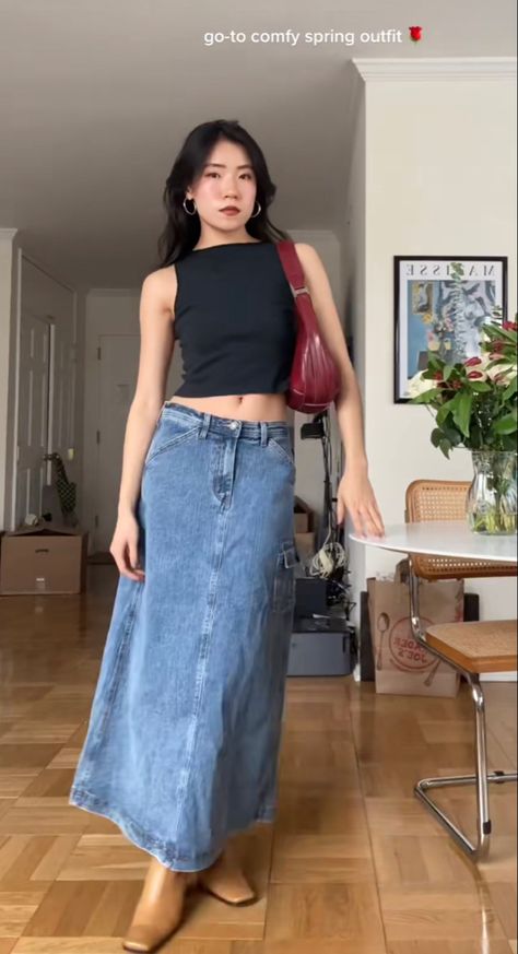 Long Denim Skirt Casual Outfit, 90s Long Denim Skirt, Maxi Skirt Outfit Jean, Jean Skirt Maxi Outfits, Jean Skirt Work Outfits Summer, Denim Maxi Skirt Summer, Maxi Jeans Skirt Outfit Aesthetic, Styling Maxi Jean Skirt, Long Jean Skirt Aesthetic