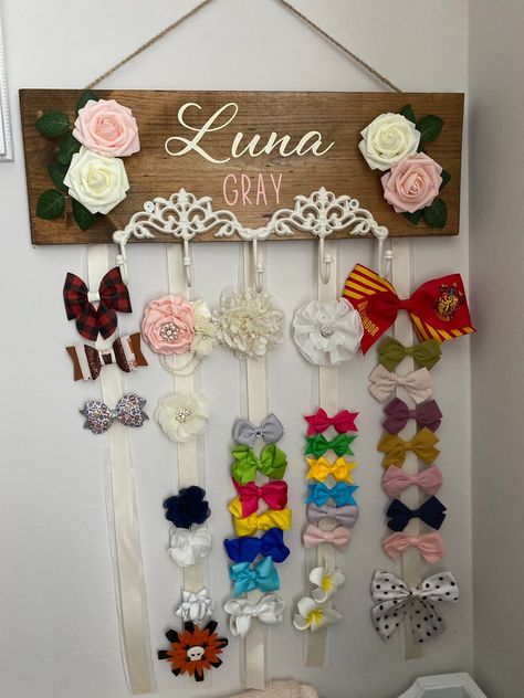 Diy Hair Bow Holder, Diy Bow Holder, Diy Baby Bows, Bow Hanger, Bow Organizer, Personalized Bow, Hair Bow Holder, Hand Crafts For Kids, Bead Storage