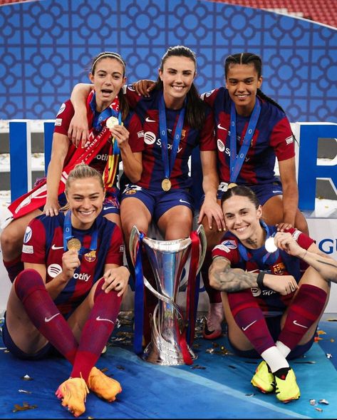 Arsenal Football Team, Arsenal Ladies, Arsenal Football, Womens Football, Uefa Champions League, Fc Barcelona, Champions League, Football Team, Family Portraits