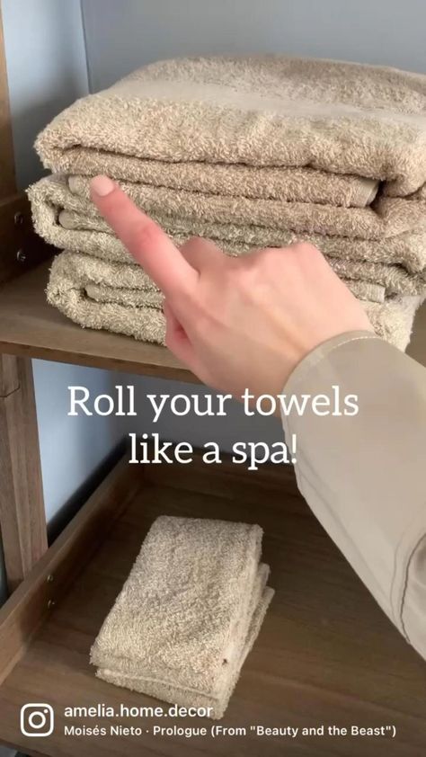 Bathroom Towel Decor, Packing Hacks Clothes, How To Roll Towels, How To Fold Towels, Towel Decor, Clothes Organization Diy, Diy Cleaning Hacks, Diy Home Cleaning, Paint Diy