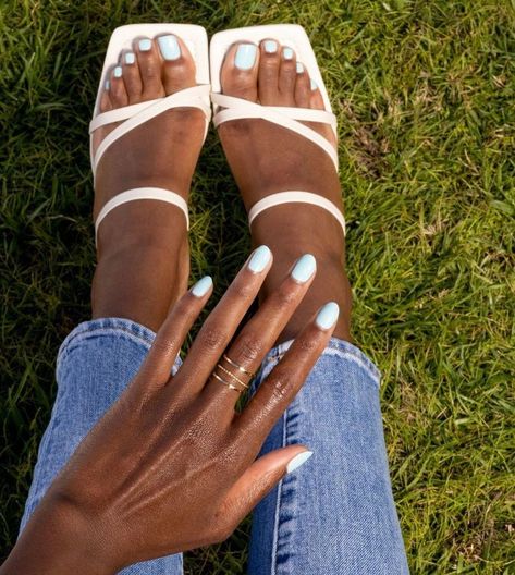 Toenail Polish Summer, Pedicure Trends, Summer Beach Nails, Beach Toe Nails, White Pedicure, Toenail Designs Summer, Beach Toes, Best Summer Nail Color, Feet Nail Design