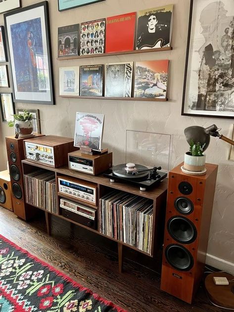 Mid Century Modern Room, Coffee Lifestyle, Vinyl Shelf, Home Music Rooms, Vinyl Room, Record Room, White Clover, Dekorasi Kamar Tidur, Hus Inspiration