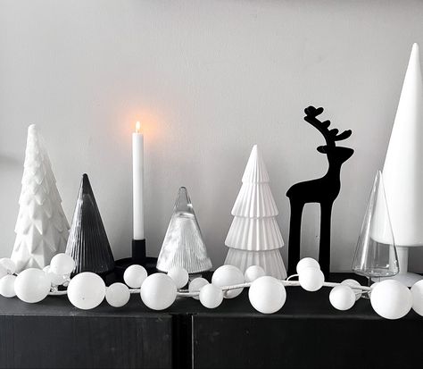 Black And White Minimalist Christmas Decor, Monochrome Christmas Decor, Christmas Minimal Decor, Black White And Silver Christmas Decor, Black White Silver Christmas Decor, Black And White Xmas Decor, Black And White Christmas Decor Ideas, Christmas Minimalist Decor, White Christmas Tablescapes