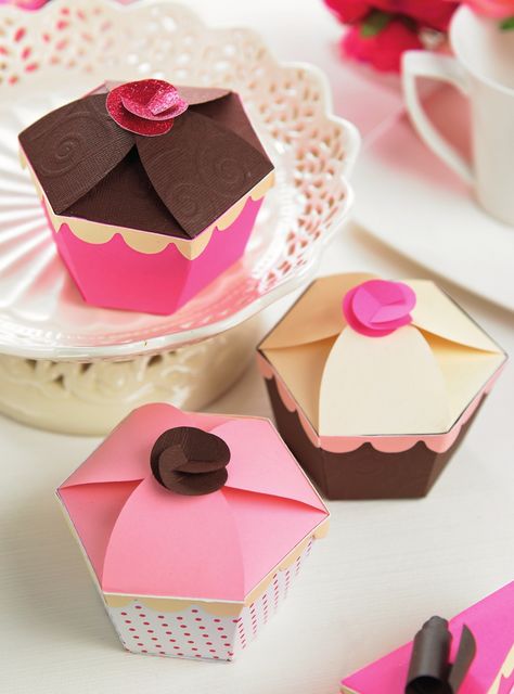 Diy Cupcake Boxes, Cake Slice Box Template, Cupcake Boxes Template, Free Craft Templates, Diy Gift Box Template, Paper Cake Box, Pop Up Card Templates, Cake Templates, Craft Templates