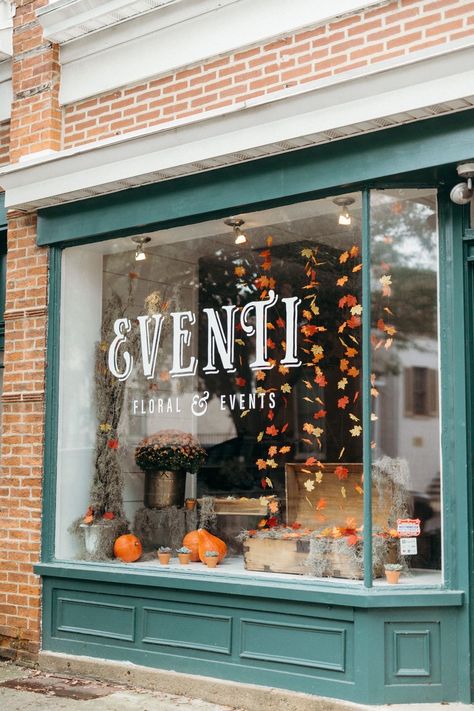 Autumn Window Display Retail, Fall Store Window Displays, Storefront Inspiration, Bakery Window Display, Fall Store Displays, Fall Window Decorations, Storefront Ideas, Boutique Window Displays, Storefront Windows