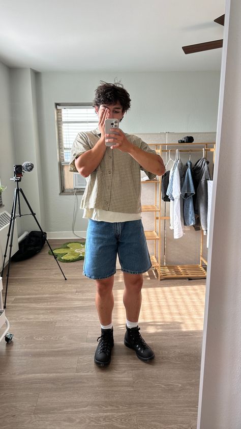 Jort Outfits Boys, Hiking Boots Outfit Men, Hiking Boots With Shorts, Stem Lesbian Style, Boots With Shorts, Hiking Boots Outfit, Jean Short Outfits, Masc Outfits, Mens Shorts Outfits