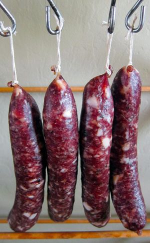 Simple salami, hanging How To Make Salami, Salami Recipe, Curing Meat, Meat Curing, Cured Meat Recipes, Salami Recipes, Sausage Making Recipes, Home Made Sausage, Recipe With Garlic