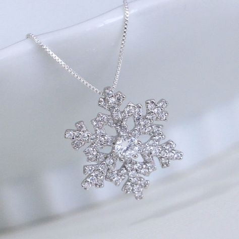 Snowflake Necklace Aesthetic, Silver Jewellery Aesthetic, Pendent Designs, Winter Bridesmaid, Cosmic Jewelry, Gold Butterfly Ring, Snowflake Jewelry, Winter Necklace, Star Brooch