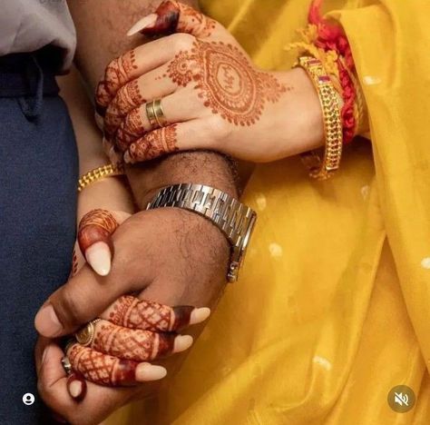 Engagement Portraits Poses, Indian Wedding Aesthetic, Marriage Poses, Pre Wedding Photoshoot Props, Engagement Photography Poses, Wedding Photoshoot Props, Bridal Photography Poses, Bride Photography Poses, Indian Wedding Photography Poses