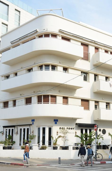 A Tour of the Bauhaus District in Tel Aviv’s White City Streamline Moderne, Walter Gropius, Bauhaus Building, Bauhaus Architecture, Building Aesthetic, Bauhaus Art, Modern Deco, White Building, The Bauhaus