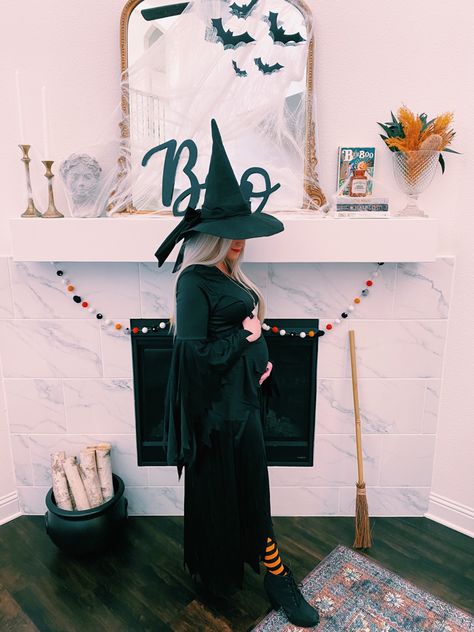 Maternity Witch Costume, Pregnant Witch Costume, Halloween Maternity Photoshoot, Maternity Halloween Costumes, Halloween Things To Do, Witches Costumes For Women, College Halloween Costume Ideas, Maternity Halloween, Halloween Maternity