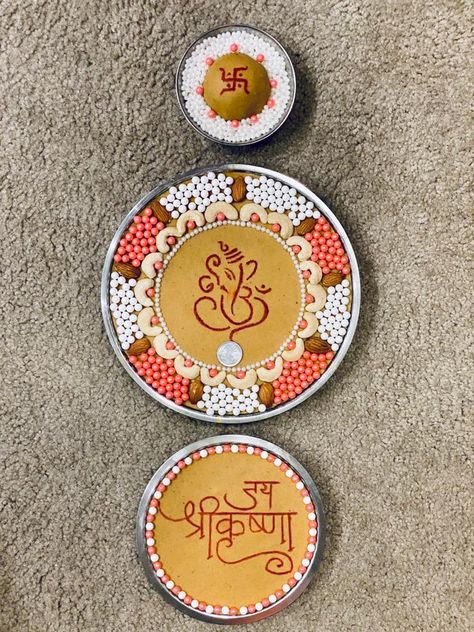 Ganesh Chaturthi Thali Decoration, Ganesh Aarti Thali Decoration Ideas, Satu Decoration Ideas, Teej Decorations, Teej Festival Packing Ideas, Thali Decoration Ideas For Ganpati, Teej Festival Decoration Ideas, Sattu Decoration Ideas, Arti Thali Decoration Ideas For Ganpati