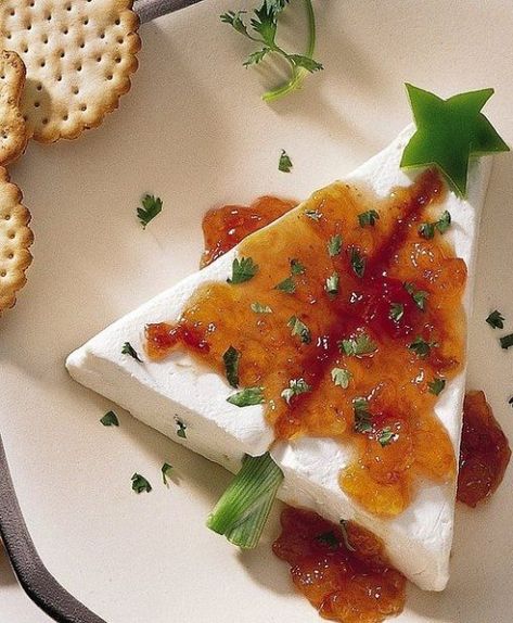 2 Minute Appetizer - GOODEness Gracious Cream Cheese Christmas Tree, Pepper Decorations, Cheese Christmas Tree, Cheese Christmas, Cheese Block, Christmas Tree Food, Pepper Jelly, Christmas Party Food, God Jul