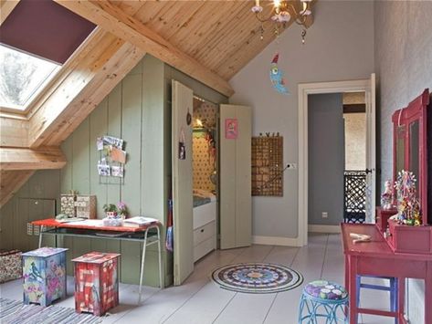 Schlafzimmer für Kinder mit einer Bettnische unter der Dachschräge Attic Nook, Hideaway Bed, Country Modern Home, Attic Playroom, Small Nurseries, Colorful Interior Design, Attic Bathroom, Farmhouse Remodel, Attic Renovation