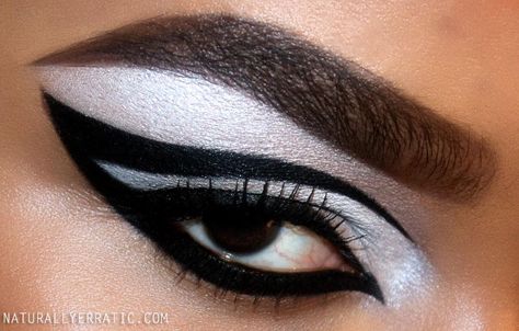 Raccoon Makeup, 60s Eye Makeup, Mod Makeup, Creative Eyeliner, White Eye Makeup, Dramatic Eyeliner, Black And White Makeup, Dramatic Eye Makeup, Halloween Eye Makeup