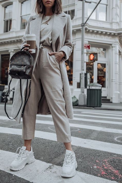 White dad sneakers with Palm Springs mini backpack monochrom outfit. Streetstyle outfit with chic details and neutral colors.  #womans #fashion #Chicoutfit #Winterstyle Get more outfit & style tips at www.HerFashionedLife.com Monochromatic Fashion, Street Style Edgy, Life Aesthetic, Looks Street Style, Nyc Fashion, Mode Inspo, Casual Winter Outfits, 가을 패션, Winter Fashion Outfits