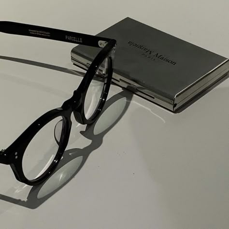 Aesthetic Glasses, Monochromatic Aesthetic, Luxury Lifestyle Fashion, Girl Thinking, Japan Aesthetic, Gray Aesthetic, Black And White Aesthetic, Aesthetic Themes, White Aesthetic