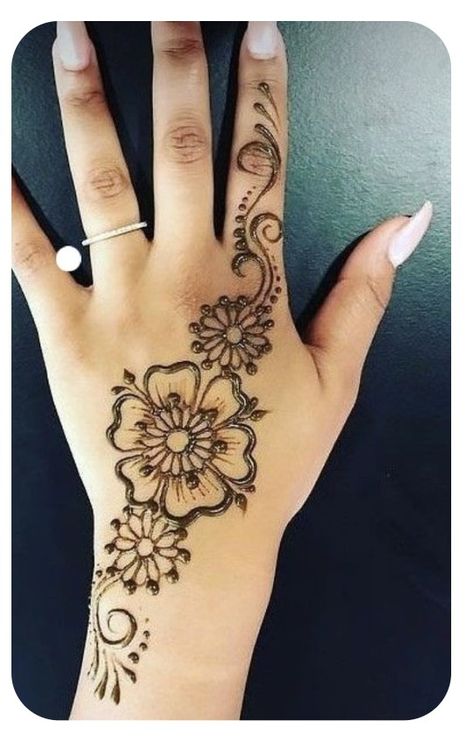 Simple Hannah Design Hands, Hannah Tattoo, Small Henna Tattoos, Mehendi Night, Cute Henna Tattoos, Henna Style Tattoos, Small Henna, Henna Inspo, Pretty Henna