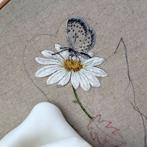 @saiwai_rh on Instagram: “#saiwai_rh #daisy #embroiderydesign #embroideryart #stitching #stumpwork #cartonnage” Stumpwork Butterfly, Hand Embroidery Tutorial, Embroidered Clothes, Embroidery Tutorials, Embroidery Techniques, Craft Inspiration, Embroidery Art, Tea Towels, Embroidery Patterns