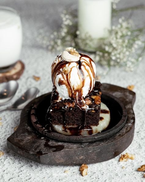 Brownie Photography Food Styling, Sizzling Brownie With Ice Cream, Brownie Photography, Brownie With Ice Cream, Sizzling Brownie, Brownie Ice Cream Cake, Brownie Treats, Food Creatives, Ice Cream Photography