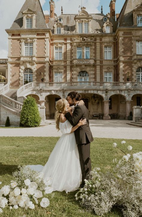 Mia + Marcus' Elopement at Chateau Bouffemont - Best Elopement and Wedding Photographer Paris & France | Alyssa Belkaci Photo France Elopement, Paris Elopement Photography, Couples Dress, French Wedding Dress, Paris Engagement Photos, Wedding Paris, Romantic Lovers, Modern Elopement, Photo Paris