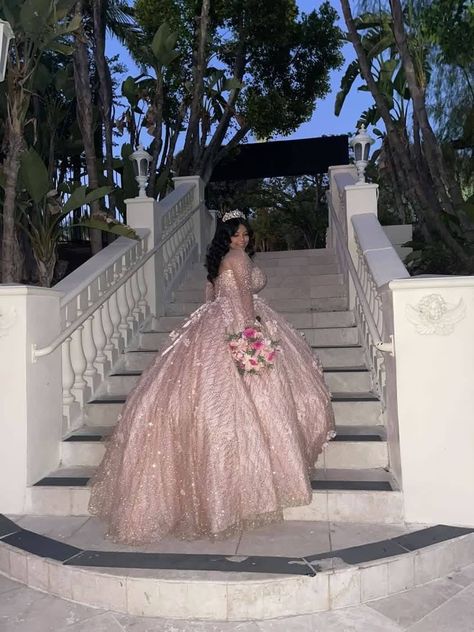 #quincedress #quince #quinceañera #rosegold #sweet16 Quince Rose Gold, Rose Gold Quince Dresses, Rose Gold Quince Dress, Rose Gold Quinceanera Decorations, Gold Quince Dress, Rose Gold Quince, Quinceanera Traditions, Rose Gold Quinceanera Dresses, Quince Picture Ideas