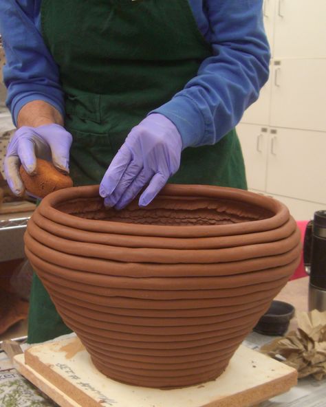 Coiling Method Ceramics, Coiling Pottery, Beginners Ceramics, Coil Pot, Coil Pottery, Pottery Lessons, Clay Techniques, Coil Pots, Pottery Pots