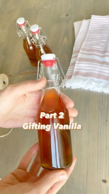 Vanilla Extract Gift Basket Ideas, Homemade Vanilla Gift, Make Vanilla Extract, Pretty Bottles, Homemade Vanilla Extract, Vanilla Beans, Homemade Vanilla, Cute Kitchen, Bottle Packaging