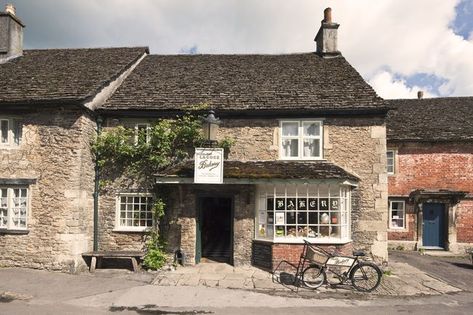 The Prettiest Small Towns to Visit in England Lacock Village, Background Practice, Village Bakery, Countryside Photos, Town Aesthetic, Cotswold Villages, English Cottages, Village Inn, Tiny Village