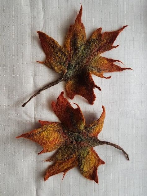 Needle Felted Leaves, Felted Leaves, Halloween Felt Crafts, Wet Felting Projects, Wool Felt Projects, Felted Wool Crafts, Felt Pictures, Felt Leaves, Needle Felting Projects