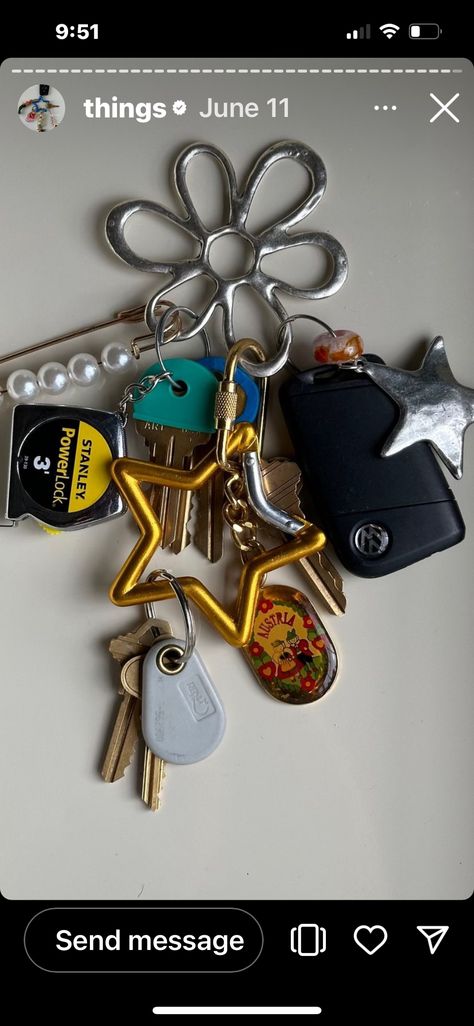 Keys On Carabiner, Cool Girl Keychain, Cool Keychains Aesthetic, Aesthetic Keys With Keychain, Cluttered Keychain, Maximalist Keychain, Aesthetic Carabiner, Keychain For Car Keys, Home Keys Aesthetic