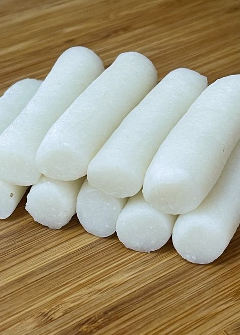 Garaetteok (Homemade Rice Cake) Rice Noodle Homemade, Homemade Korean Rice Cakes, Rice Dough Recipe, Home Made Rice Cakes, Rice Sticks Recipes, How To Make Rice Cakes, Rice Cake Recipes Korean, Garaetteok Recipe, Homemade Tteokbokki