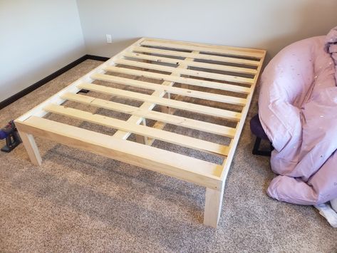 DIY Platform Bed Diy Platform Bed Frame, Build A Platform Bed, Boho Decor Style, Diy Twin Bed, Platform Bed Plans, Diy Beds, Bed Frame Plans, Simple Bed Frame, Diy Platform Bed