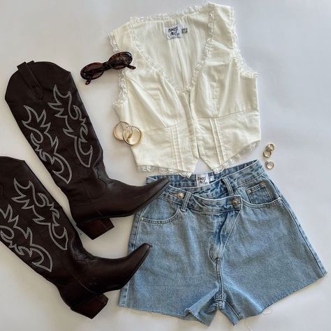 Aesthetic Cowgirl, Botas Western, Cowgirl Style Outfits, Looks Country, Cowgirl Aesthetic, 3d Tattoos, Rodeo Outfits, Nashville Outfits, Western Style Outfits