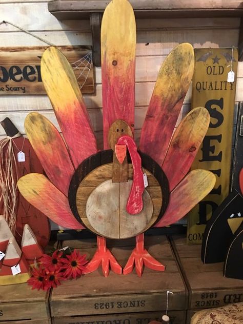 Diy Outdoor Turkey Decor, Diy Wooden Turkey, Wooden Turkey Diy, Pallet Turkey Diy Projects, Wooden Turkey Crafts, Pallet Turkey, Thanksgiving Turkey Decor, Wood Turkey, Thanksgiving Wood Crafts