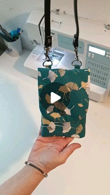 alendroitcouture on Instagram: "#Pochette #telephone  #diy #tuto #sewing #nähen #couture #costura  (le téléphone sur la vidéo mesure  L8,5xH17,5cm)  Matériel :   Pour le corps du sac : 1xcoton sergé gris  L15xH36cm  1xcoton imprimé L15xH20cm  1xcoton imprimé L15xH18cm  Pour les poches : 1xcoton sergé gris  1xcoton imprimé L15xH19cm  1xcoton sergé gris  1x coton imprimé L15xH16cm  1 sangle que tu peux trouver via ma vitrine #amazoninfluencer (lien Linktree sur mon profil) ou que tu peux fabriquer toi même   2 anneaux de 2cm de large  une paire de pressions métalliques ou plastiques  Bonne couture" Pochette Diy, Pochette Portable, Cell Phone Pouch, Sac Diy, Phone Pouch, Fabric Bags, Bag Making, Smartphone, Quilt Patterns