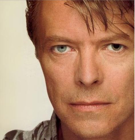 David Bowie Eyes, Bowie Eyes, Different Colored Eyes, Space Oddity, Ziggy Stardust, David Bowie, Left Handed, Belle Photo, Famous People