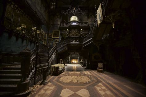 Film: Crimson Peak (2015) Production Designer: Thomas Sanders Set Decorators: Jeffrey Melvin & Shane Vieau Crimson Peak House, Crimson Peak Movie, Goth Houses, Gothic Mansion, Gothic Interior, Crimson Peak, Thomas Sanders, Production Design, Scenic Design