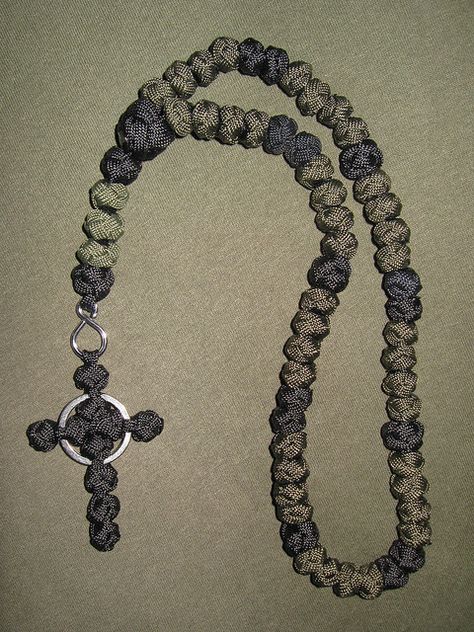 Paracord rosary with Celtic cross. Knotted Rosary, Paracord Rosary, Rosary Jewelry, Beads Rosary, Paracord Diy, Paracord Knots, Paracord Beads, Paracord Projects, 550 Paracord