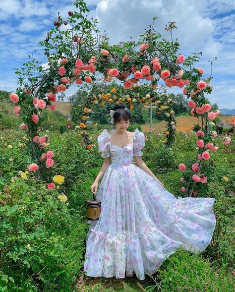 Japanese Dress Style Outfits, Bouquet Of Flowers Photoshoot, Summer Vacation Dress, Floral Print Prom Dress, Floral Dress Outfits, Printed Prom Dresses, Flowery Dresses, Simple Frocks, Fancy Frocks