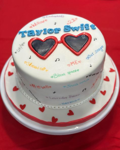 Cake Decorating Taylor Swift, Easy Taylor Swift Cake, Taylor Swift Cakes Ideas, Taylor Swift 22 Cake, Taylor Swift Birthday Cake Ideas, Taylor Swift Cake Ideas, Taylor Swift Cake Ideas Birthday, Taylor Swift Cakes, Taylor Swift Inspired Cake