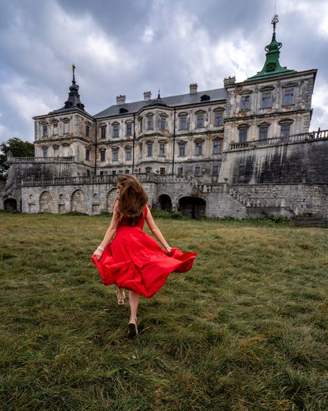 Princess Castle Photoshoot, Castle Tour Outfit, Castle Senior Pictures, Ballroom Photoshoot, Castle Photoshoot Ideas, Mansion Photoshoot, Castle Photoshoot, Glamour Photo Shoot, Cute Senior Pictures